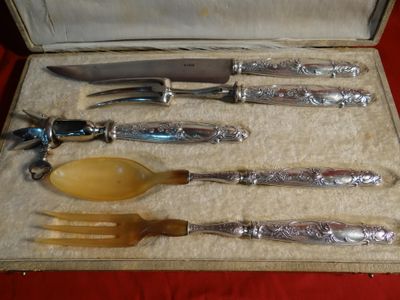 Écrin de cinq pièces dont service à découper, couvert à sala… - Photo 1