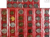deux rangées de pièces d'argent et de bronze dans un écrin rouge