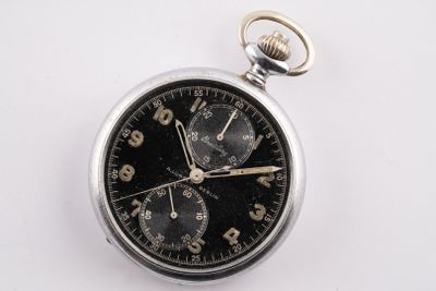 gros plan d'une montre de poche sur une surface blanche