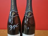 deux bouteilles de champagne posées sur une table en bois