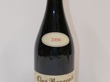 une bouteille de vin posée sur une table