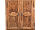 un vieux meuble en bois avec deux portes et deux tiroirs