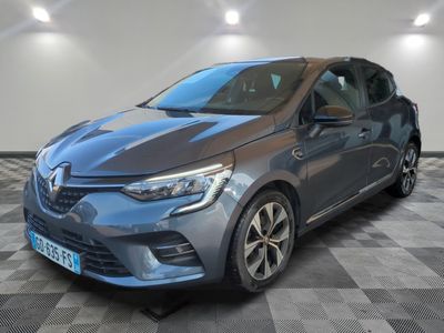 une voiture grise est garée dans une pièce au sol à carreaux