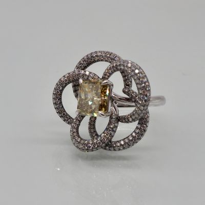 Bague Cocktail en Or Gris 18K Fleur Ajourée Pavé - Élégance et Luxe