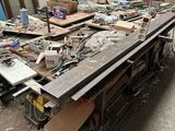 beaucoup de bric-à-brac par terre dans un immeuble