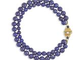 un gros plan d'un bracelet en perles bleues sur fond blanc