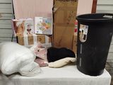 une table sur laquelle se trouvent une poubelle, une poubelle et d'autres objets