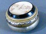 une boîte en argent ornée d'une image, posée sur une table