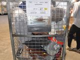 une cage métallique remplie d'une multitude d'objets dans un entrepôt