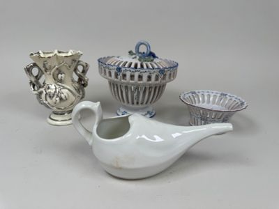 trois types différents de vases et de coupes sur la table
