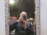 un homme se prenant en photo dans un miroir