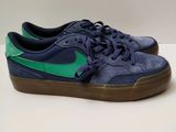 La Nike Blazer Low est une basket en daim bleu dotée d'une semelle verte