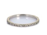 gros plan d'une bague en diamant sur fond blanc