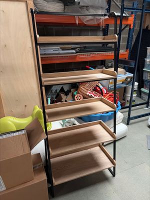 une pièce contenant des étagères et des cartons remplis d'objets