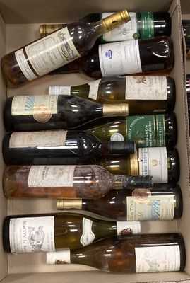 plusieurs bouteilles de vin dans une caisse sur la table