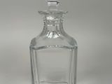 une bouteille en verre transparent munie d'un bouchon