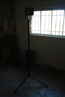 a light that is on a tripod in a dark room