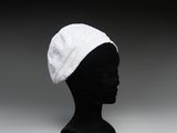 une image représentant une tête de mannequin noire coiffée d'un chapeau blanc