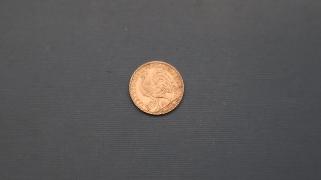 Une pièce de monnaie en or à valeur faciale de 20 francs Français...