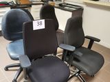 trois chaises de bureau dans une pièce, avec une étiquette de prix fixée à l'arrière