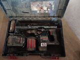 une boîte à outils avec des outils à l'intérieur sur le sol