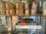 une vitrine en verre surmontée de boîtes