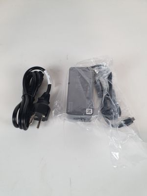 le chargeur est branché dans un sac en plastique posé sur la table