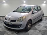 la photo d'une voiture argentée garée dans un garage
