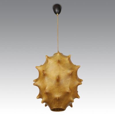 un gros plan d'une lampe suspendue à un luminaire de plafond