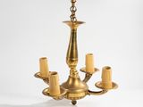 un lustre en laiton comportant cinq bougies sur chacune de ses branches