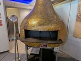 une grande cheminée en métal au milieu d'une pièce