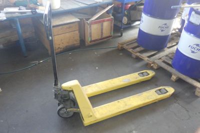 une palette posée sur une autre palette dans un garage