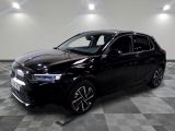 la voiture noire est garée sur un sol en damier dans le garage