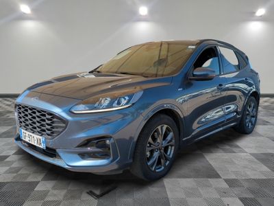 Une Ford Escape bleue de 2020 se trouve sur un sol à damier