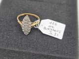 Gros plan sur une bague avec une étiquette de prix.