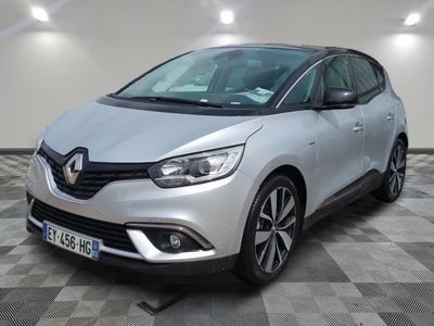 la voiture argentée est garée sur un sol en damier dans le garage