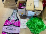 une bouteille de champagne et tout un tas d'autres objets par terre