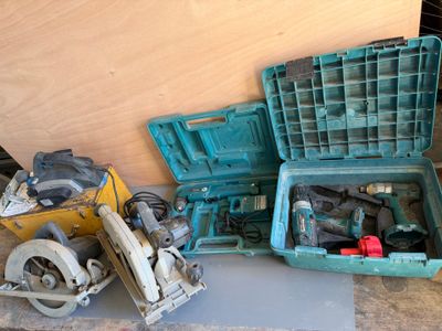 many tools that are sitting on the floor next to each other