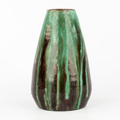 un gros plan d'un vase vert sur fond blanc