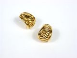 une paire de boucles d'oreilles dorées au motif tressé