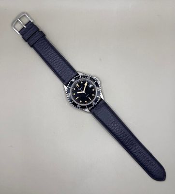 gros plan d'une montre sur une table à fond blanc