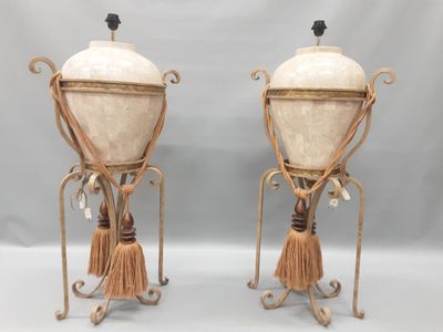 Paire d'amphores formant lampes en plaques de marbre entouré…