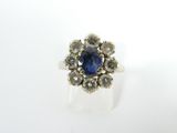 gros plan d'une bague en saphir bleu et diamant sur une surface blanche