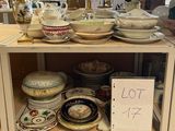 beaucoup d'assiettes et de bols sur une étagère dans un magasin