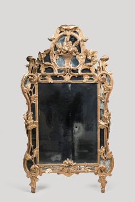 un miroir posé sur un pied dans la pièce