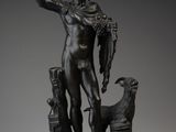 statue en bronze représentant un homme tenant un chien et un oiseau dans la main