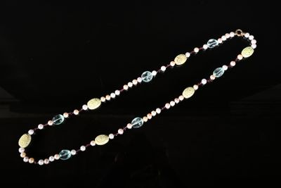 un gros plan d'un collier en perles sur un mannequin