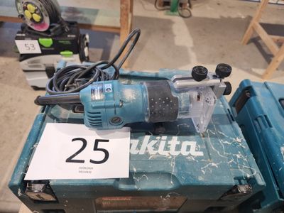 une machine bleue posée sur une table