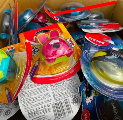 une boîte remplie de jouets et d'autres objets qui s'y trouvent