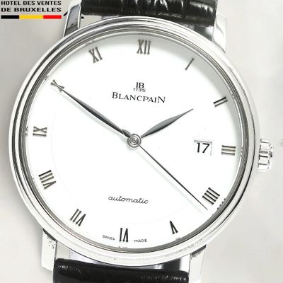Gros plan sur une montre avec des chiffres romains